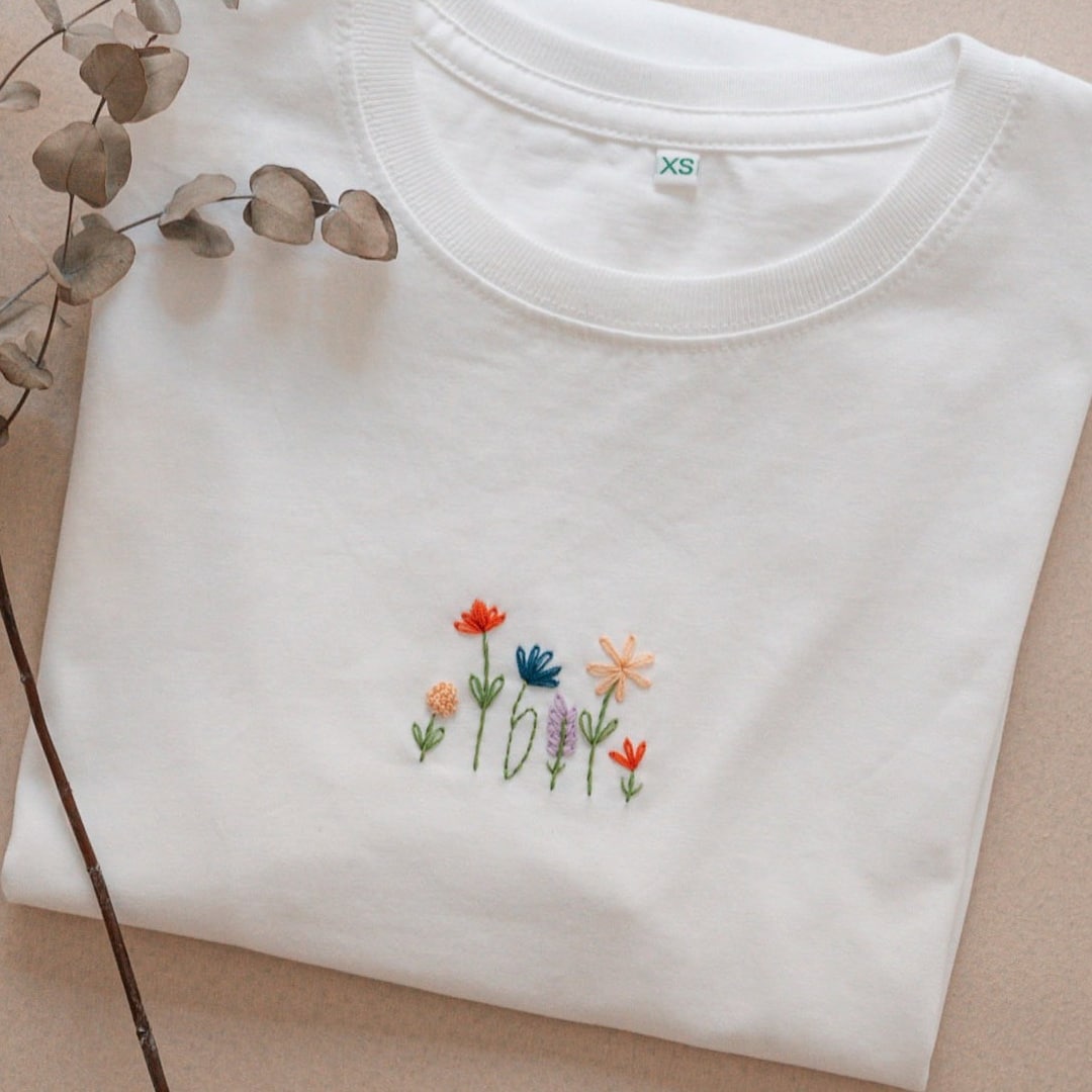 Wein Duett | Besticktes Bio Baumwoll Unisex T-Shirt main image 0