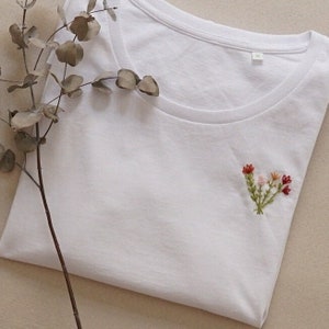 Embroidered T-shirt | floral motif | wildflowers | bouquet | organic cotton | minimalist | hand-embroidered | gift idea