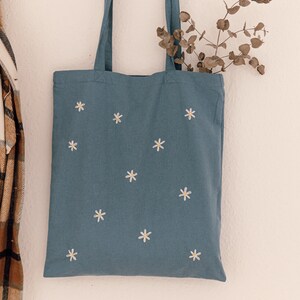 Bestickter Jutebeutel | Wildblumen | Gänseblümchen | handbestickt | totebag | minimalistisch | floral | Uni | Schule | Geschenkidee | blau