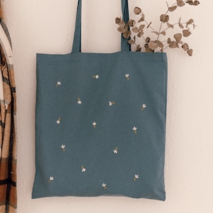 Bestickter Jutebeutel | Wildblumen | Gänseblümchen | handbestickt | totebag | minimalistisch | floral | Uni | Schule | Geschenkidee | blau