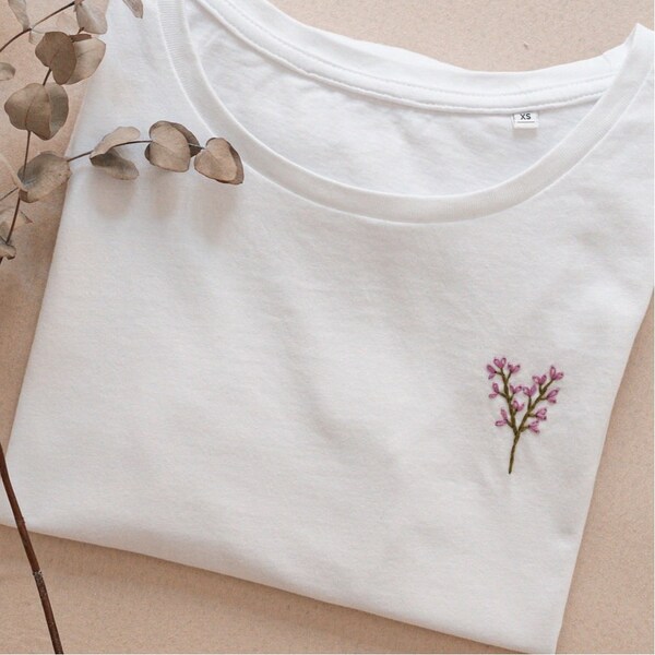 Besticktes T-Shirt | Blumenmotiv | Wildblumen | Flieder | Lavendel | Bio Baumwolle | minimalistisch | handbestickt | Geschenkidee