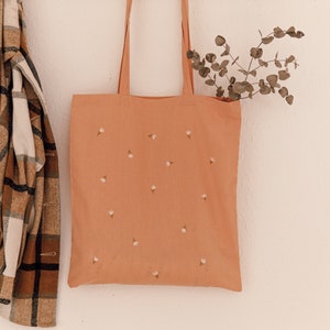 Bestickter Jutebeutel | Wildblumen | Gänseblümchen | handbestickt | totebag | minimalistisch | floral | Uni | Schule | Geschenkidee | blau