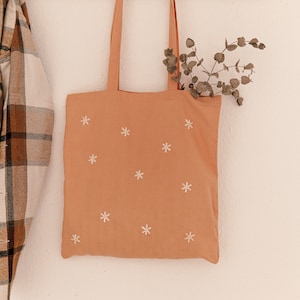 Bestickter Jutebeutel | Wildblumen | Gänseblümchen | handbestickt | totebag | minimalistisch | floral | Uni | Schule | Geschenkidee | blau