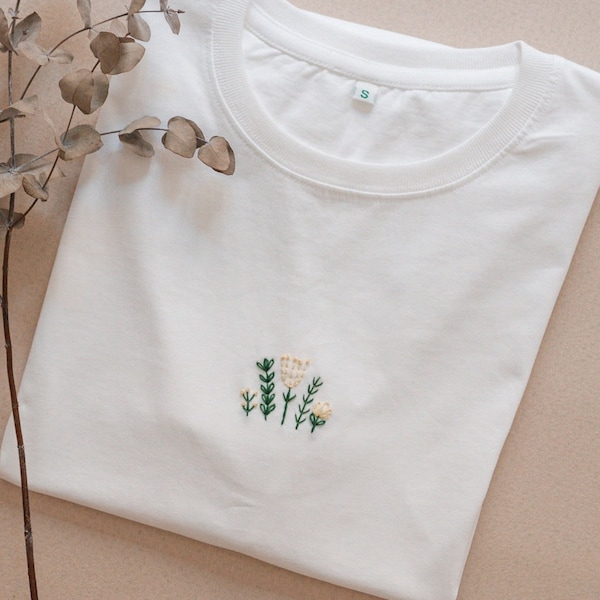 Besticktes T-Shirt | Blumenmotiv | Wildblumen | nachhaltig | handbestickt | Bio-Baumwolle | minimalistisch | Geschenkidee