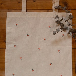 Bestickter Jutebeutel | Wildblumen | Blumenmotiv | handbestickt | totebag | minimalistisch | floral | Uni | Schule | Geschenkidee