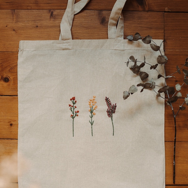 Bestickter Jutebeutel | Wildblumen | Blumenmotiv | handbestickt | totebag | minimalistisch | floral | Uni | Schule | Geschenkidee