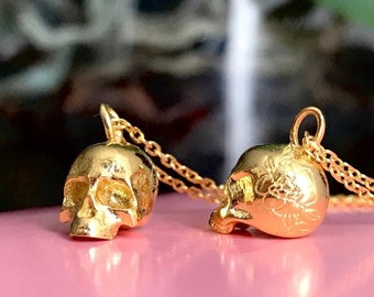 Collar con colgante de calavera y flor de peonía, plata de ley bañada en oro