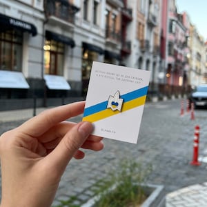 Stilisierte ukrainische Dreizack-Tryzub-Reversnadel mit einem blauen und gelben ukrainischen Herzbild