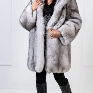 Veste scandinave de luxe en fourrure de renard bleu avec grande capuche