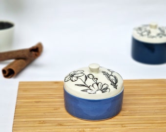 Boîte en porcelaine - Récipient de pot de boîte à couvercle en céramique - petite poterie artisanale florale blanche élégante fabriquée à la main