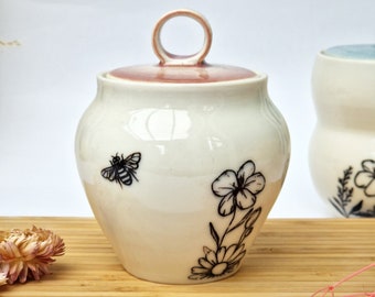 Pot à couvercle floral en porcelaine avec couvercle rose - récipient à couvercle en céramique fait main | Art fonctionnel pour la maison | Récipient en céramique unique