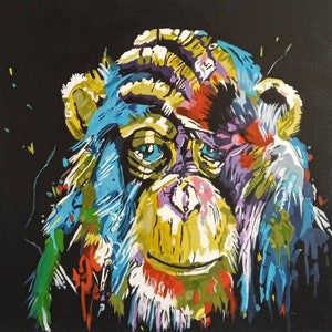 Può includere: Una tazza di ceramica bianca con manico nero e la scritta "But First, Coffee" in nero, in grassetto. La tazza è appoggiata su una superficie di legno. La tazza è alta circa 10 cm.