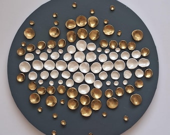 Pannello rotondo con motivo dorato. Pittura acrilica su tela. Decorazione murale con texture 3D. Quadro astratto fatto a mano. Decorazione per interni. Arte moderna.