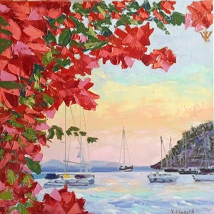 Puede incluir: Una pintura al óleo sobre lienzo que representa una escena costera con flores de buganvilla de color rojo vibrante en primer plano. El fondo muestra veleros anclados en aguas tranquilas bajo un cielo pastel, con una colina rocosa a la derecha.
