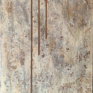 Puede incluir: Pintura abstracta texturizada con una paleta de colores neutros. La obra de arte presenta un efecto de capas con tonos de blanco, beige y marrón. Tres líneas verticales marrones recorren el centro del lienzo, agregando un elemento lineal a la composición.