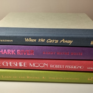 Pacchetto di pile di libri colorati...