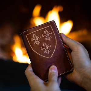 Porte-passeport en cuir fait main / Portefeuille de voyage à fleurs de lys / 100 % artisanal et français