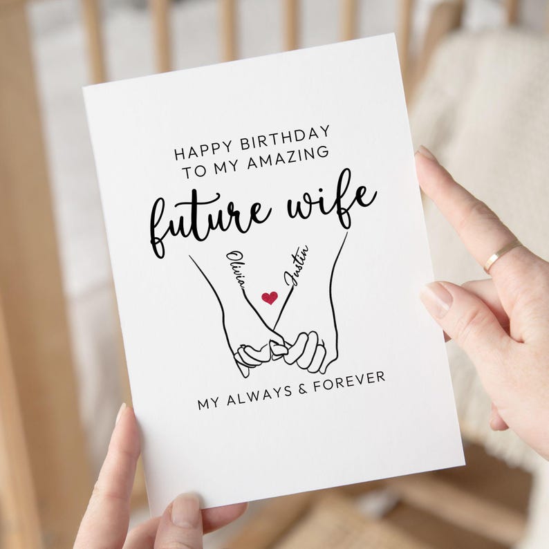 Może przedstawiać: Biała kartka z życzeniami z czarnym napisem: "Happy Birthday to my amazing future wife". Przedstawia rysunek dw&oacute;ch splecionych dłoni z imionami "Olivia" i "Justin" oraz czerwonym sercem.