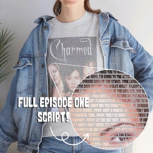 Peut inclure: Un t-shirt gris avec un imprimé des trois personnages principaux de la série télévisée "Charmed" et les mots "Full Episode One Script!" en police rose gold.
