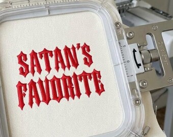 Satans favoriete borduurontwerp – gotisch lettertype (DST PES) (digitale download)