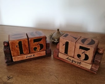 Wooden gift perpetual calendar