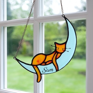 Fenêtres de chat personnalisées à suspendre, chat endormi sur la lune en acrylique, attrape-soleil fabriqués à la main, cadeaux commémoratifs pour chat, décoration de chat. image 1