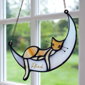 Fenêtres de chat personnalisées à suspendre, chat endormi sur la lune en acrylique, attrape-soleil fabriqués à la main, cadeaux commémoratifs pour chat, décoration de chat. image 4