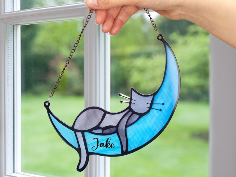 Fenêtres de chat personnalisées à suspendre, chat endormi sur la lune en acrylique, attrape-soleil fabriqués à la main, cadeaux commémoratifs pour chat, décoration de chat. image 2