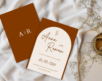 Puede incluir: Dos tarjetas de invitación de boda rectangulares en color naranja quemado y crema. Una tarjeta presenta las iniciales A R con un pequeño icono de hoja. La otra tarjeta muestra un panel crema arqueado con el texto Anna and Roman, la fecha 07/07/2024 y detalles de ubicación.