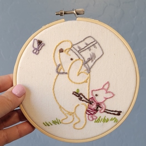 Aro de bordado de Winnie the Pooh con cubo de Piglet: decoración infantil hecha a mano