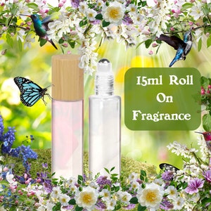 Puede incluir: Dos botellas de vidrio de 15 ml con tapa de bamb&uacute;. Una botella es transparente y la otra est&aacute; llena de un l&iacute;quido rosa. Las botellas est&aacute;n rodeadas de flores y mariposas.