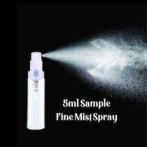 Puede incluir: Una botella de vidrio transparente con una boquilla de pulverizaci&oacute;n, etiquetada "5ml Sample Fine Mist Spray". La botella est&aacute; rociando una fina niebla de l&iacute;quido.