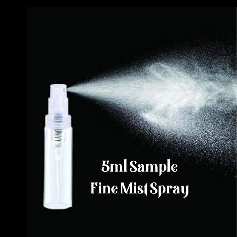 Puede incluir: Una botella de vidrio transparente con una boquilla de pulverizaci&oacute;n, etiquetada "5ml Sample Fine Mist Spray". La botella est&aacute; rociando una fina niebla de l&iacute;quido.