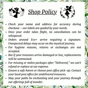 Może przedstawiać: Tekst zasad sklepu z fantazyjną ilustracją wr&oacute;żki. Tekst opisuje zasady sklepu dotyczące zam&oacute;wień, wysyłki, zwrot&oacute;w i uszkodzonych przedmiot&oacute;w. Tekst zawiera zwroty takie jak "nasze etykiety są kierowane twoimi słowami", "nieoczekiwane op&oacute;źnienia mogą wystąpić w trakcie magicznej podr&oacute;ży" i "niech twoje ścieżki będą czarujące".