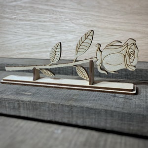 Lasersnijbestand van een roos met standaard in twee maten, moederdag of jubileum, dxf, vector, AI, Corel Draw digitaal bestand voor 3 mm laags
