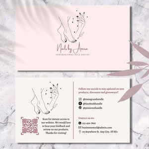 Könnte beinhalten: Eine rosafarbene Visitenkarte mit einer schwarzen Strichzeichnung von Frauenfüßen und -händen, die eine Maniküre bekommen. Der Text "Nails by Amira" ist in rosa Schrift. Die Rückseite der Karte enthält Kontaktinformationen und Social-Media-Handles.