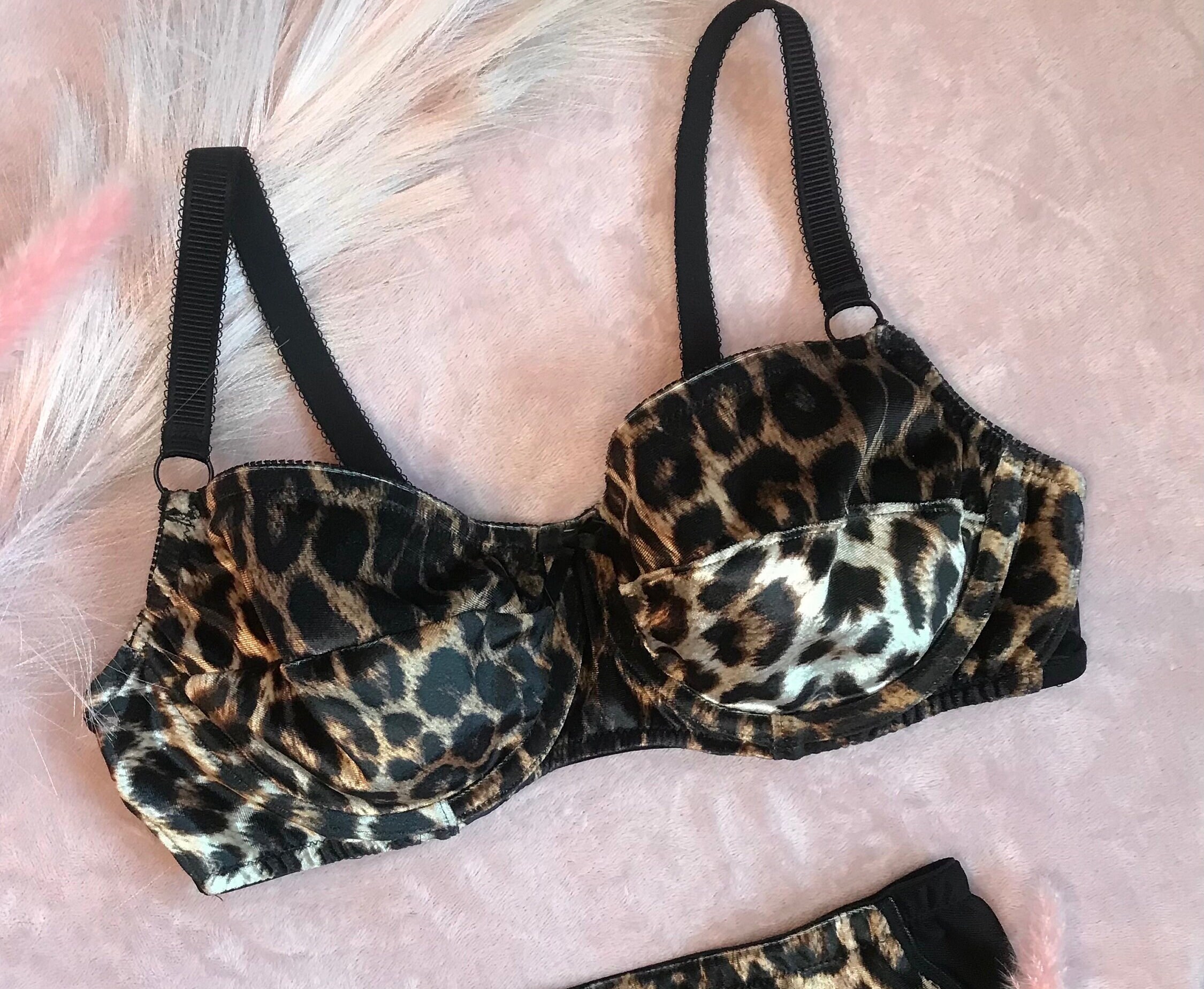 Pyjama Dentelle Léopard Avec Anneaux En Acier Et Jarretelles – Lingerie Séduisante Pour Nuit Romantique Ou Cadeau (tailles Disponibles)