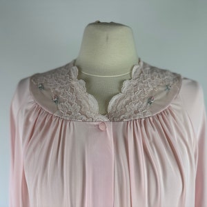 80&#39;s Pink Nylon Lace Floral Trim Button Down House Robe Vintage