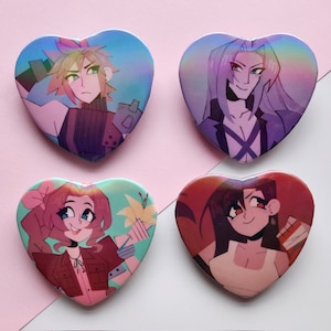 Może przedstawiać: Cztery przypinki w kształcie serca z postaciami z anime. Przypinki są holograficzne i mają tęczowy połysk. Postacie są przedstawione w różnych pozach i wyrażeniach.