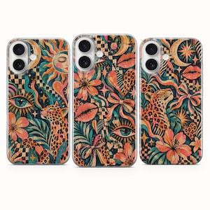 Puede incluir: Tres fundas para teléfono con un patrón vibrante y denso sobre un fondo oscuro. El diseño incluye ilustraciones de leopardos, soles, ojos, labios, corazones, lazos, flores y formas de cuadros en tonos naranja, rosa, azul verdoso y negro.