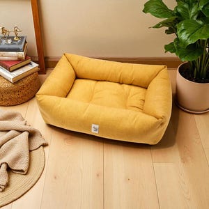 Soffa, lyxig hundbädd, elegant, premiumtyg Mattias, senap, bekväm, tvättbar, handgjord, urban livsstil, italienskt handgjord, kompakt