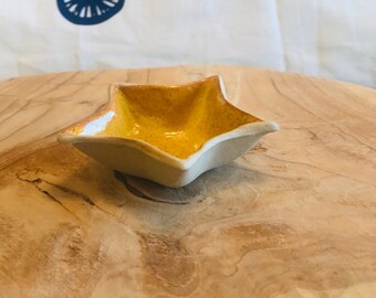 Petit ramequin pot à sauce coupelle forme étoile en grès bol bijoux bague poterie artisanale fait main art de la table décoration céramique