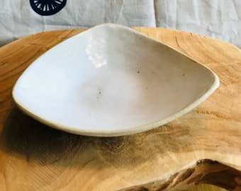 Coupelle forme triangulaire en grès soucoupe tasse sous tasse poterie artisanale fait main art de la table décoration