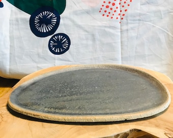 Kieselförmiger flacher Teller aus handgefertigtem Steingut-Keramikgeschirr