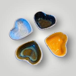 Zestaw 4 małych ceramicznych miseczek w kształcie serca, dzbanków do sosu, uchwytów na torebki herbaty, uchwytów na biżuterię, pierścionków, ręcznie robionej ceramiki, zastawy stołowej, kamionki