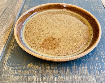 Mały ceramiczny talerzyk deserowy, płaski talerz, ręcznie robiona ceramika, zastawa stołowa, kamionka