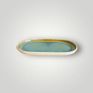 Ovaler, flacher Keramikteller mit abgerundeten Ecken, Tablett, Schale, Tasse, handgefertigte Keramik, Tischdekoration, Steinzeuggeschirr