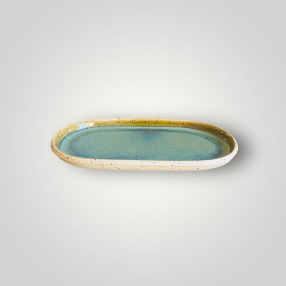 Ovaler, flacher Keramikteller mit abgerundeten Ecken, Tablett, Schale, Tasse, handgefertigte Keramik, Tischdekoration, Steinzeuggeschirr