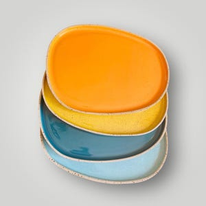 Set of 4 Ceramic Flat Plates with Pebble-Shaped Rim, Handmade Pottery, Tableware Decoration, Serving Dish, Stoneware