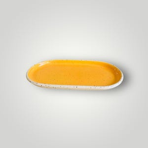 Ovaler, flacher Keramikteller mit abgerundeten Ecken, Tablett, Schale, Tasse, handgefertigte Keramik, Tischdekoration, Steinzeuggeschirr